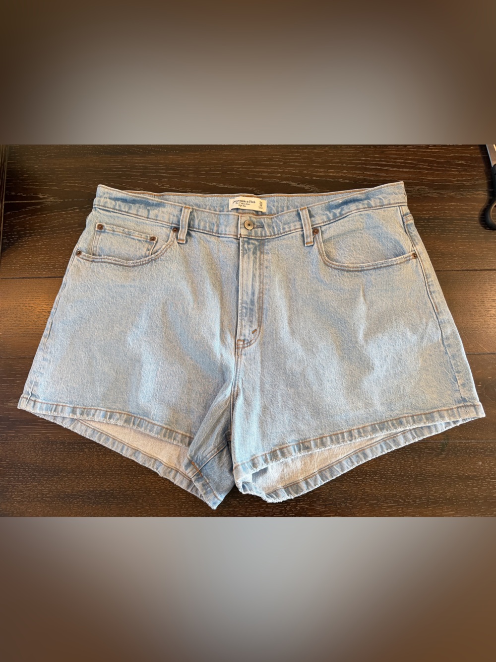 Abercrombie and Fitch Curve Love The 4” Mom Short High Rise